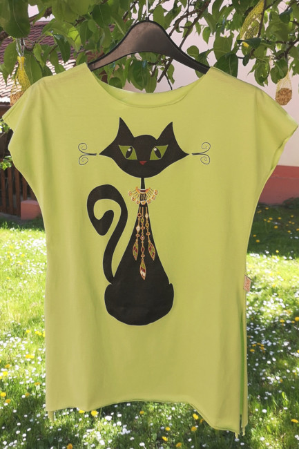 Tricou verde fistic despicat pe lateral cu pisica neagra cu margele boho