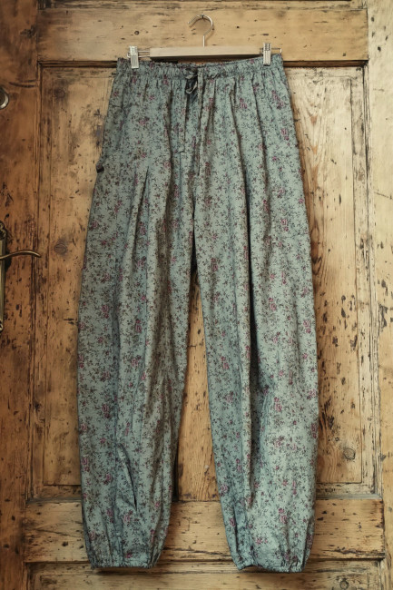 Pantaloni Nomad kaki cu flori
