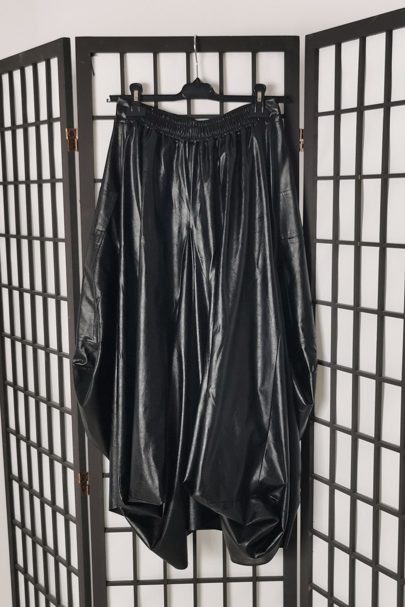 fusta excentrica din piele