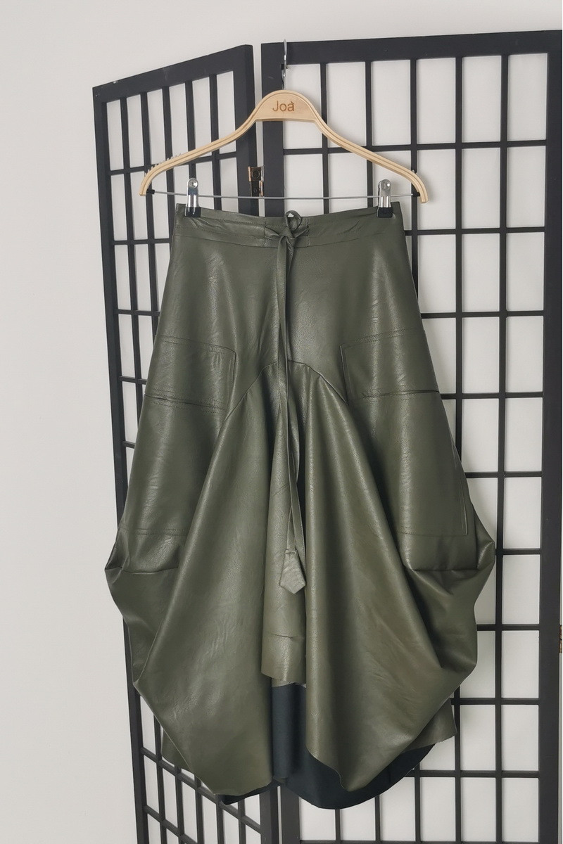 fusta excentrica din piele